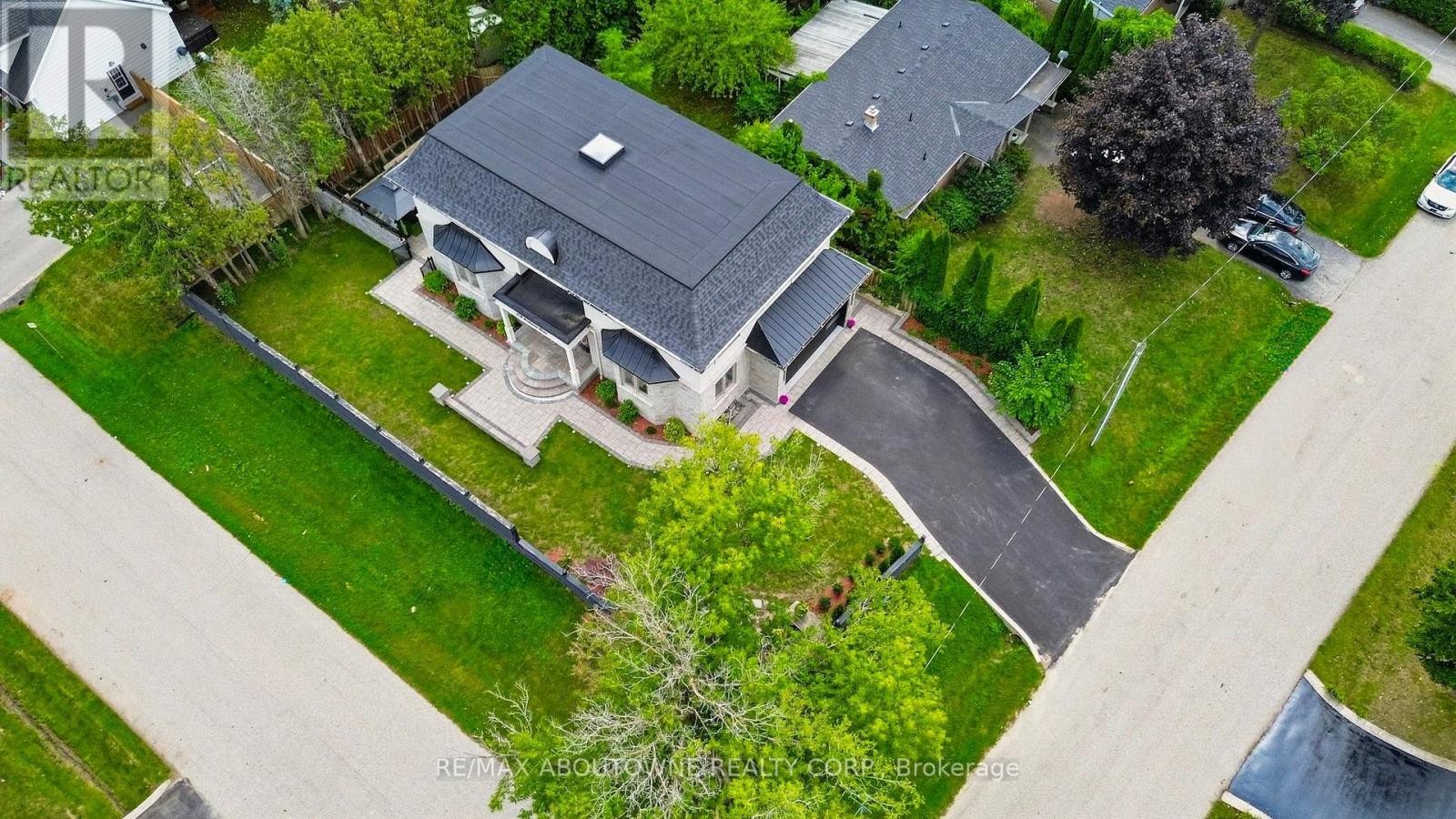 












408 SEABOURNE DRIVE

,
Oakville (WO West),




Ontario
L6L4G1


