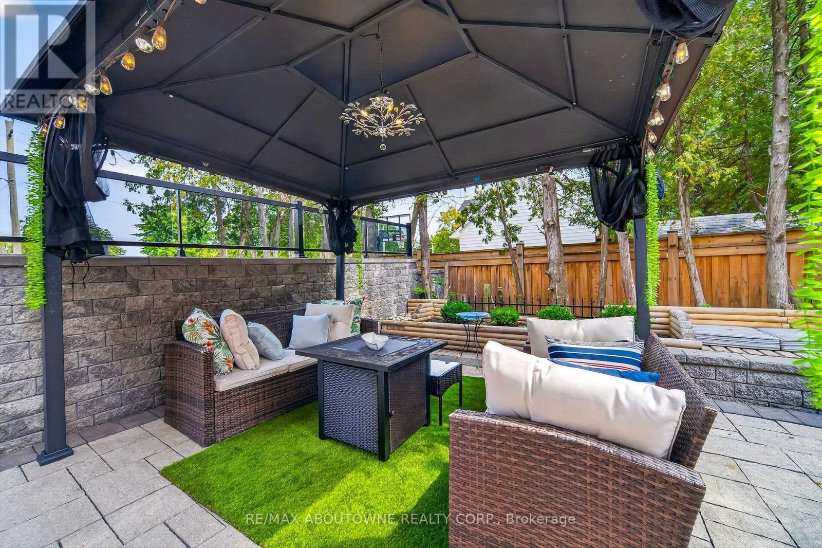 












408 SEABOURNE DRIVE

,
Oakville (WO West),




Ontario
L6L4G1

