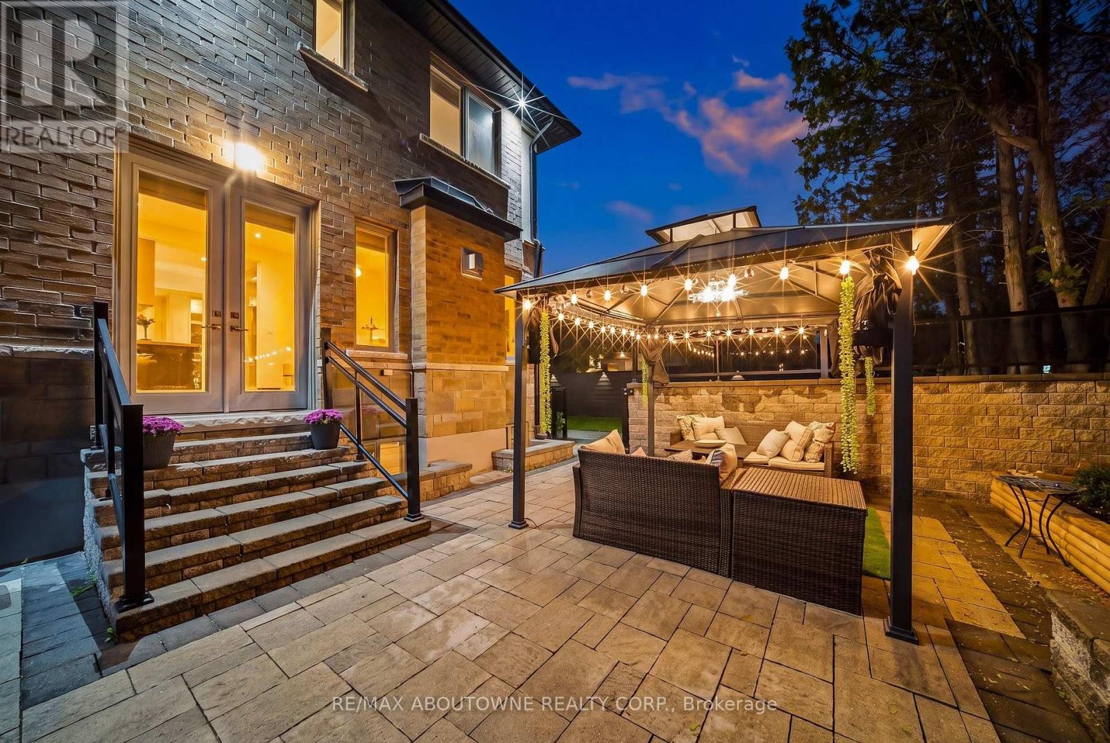 












408 SEABOURNE DRIVE

,
Oakville (WO West),




Ontario
L6L4G1


