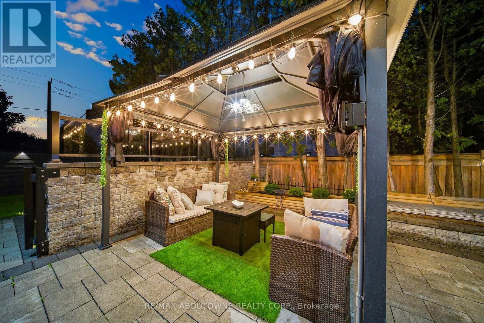 












408 SEABOURNE DRIVE

,
Oakville (WO West),




Ontario
L6L4G1

