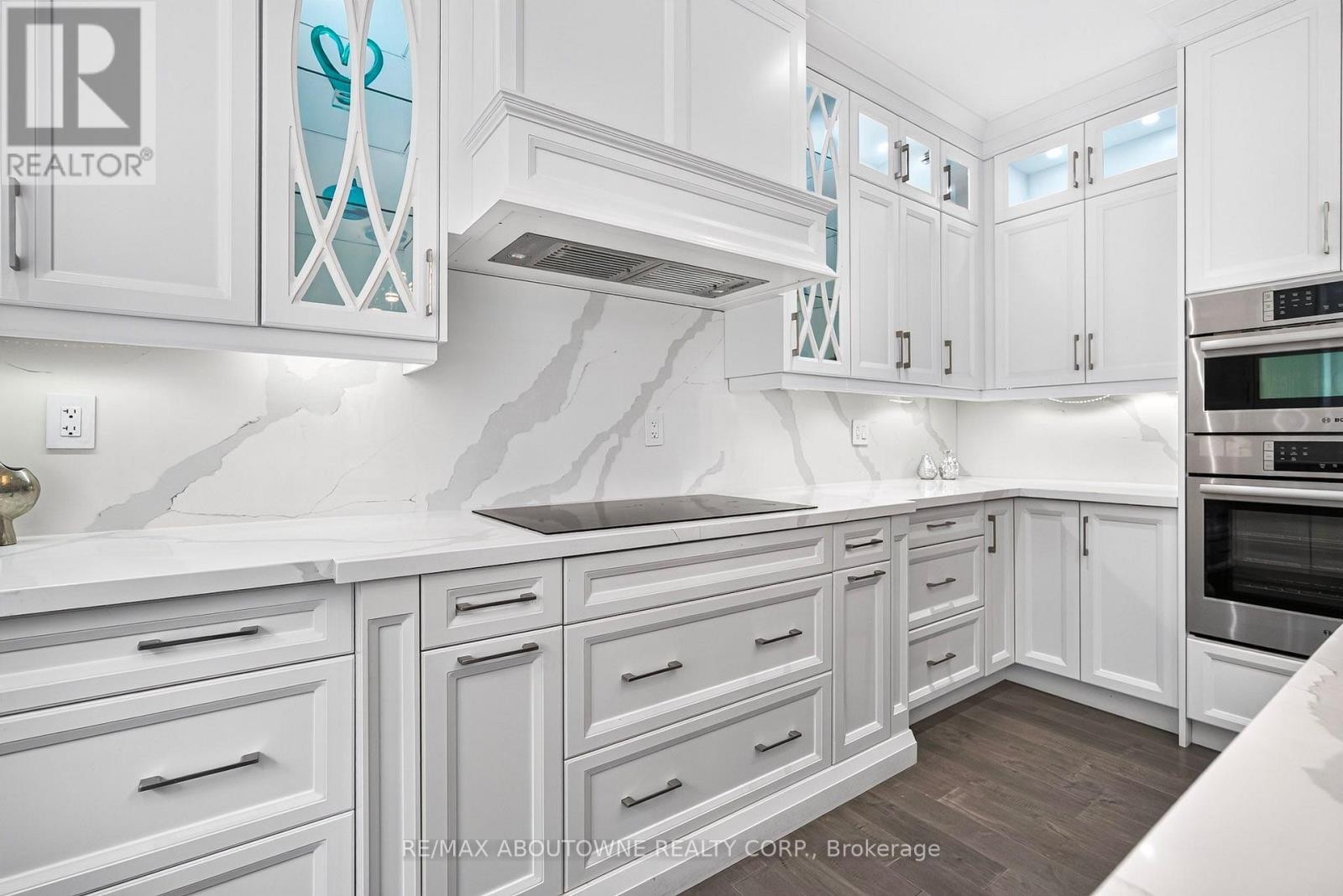 












408 SEABOURNE DRIVE

,
Oakville (WO West),




Ontario
L6L4G1

