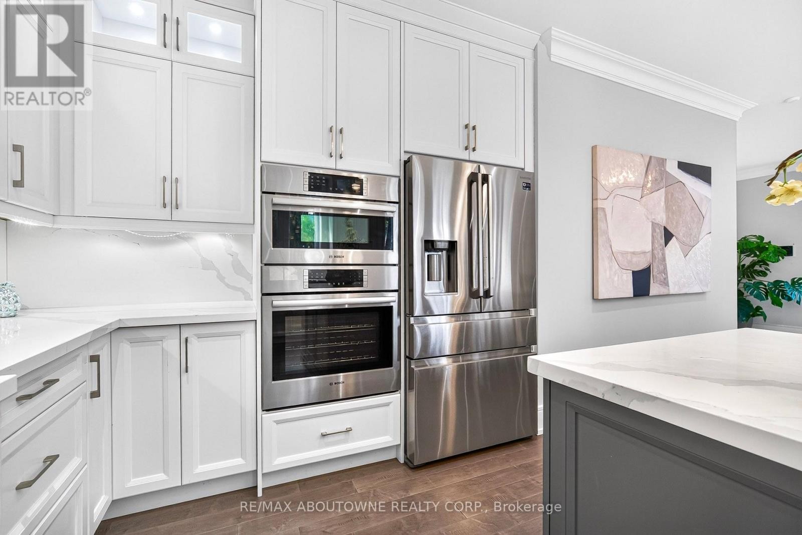 












408 SEABOURNE DRIVE

,
Oakville (WO West),




Ontario
L6L4G1

