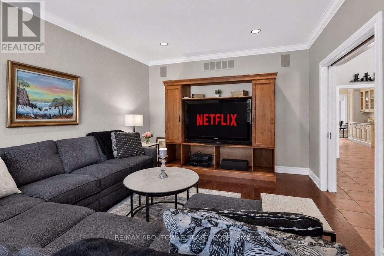 












324 OAKRIDGE COURT

,
Oakville (RO River Oaks),




Ontario
L6H5T9

