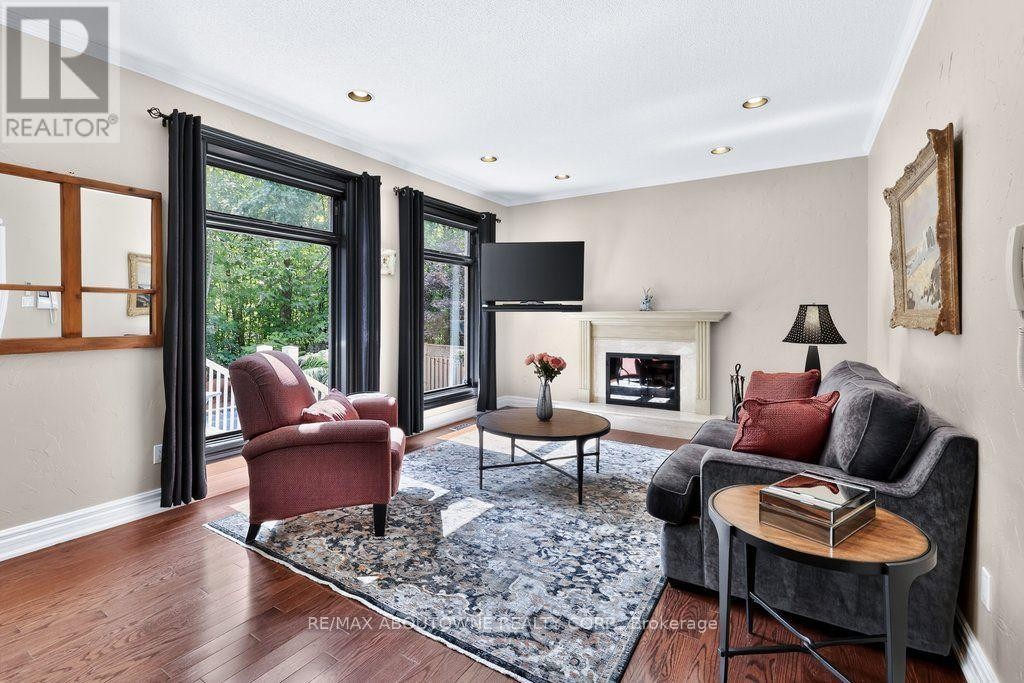 












324 OAKRIDGE COURT

,
Oakville (RO River Oaks),




Ontario
L6H5T9


