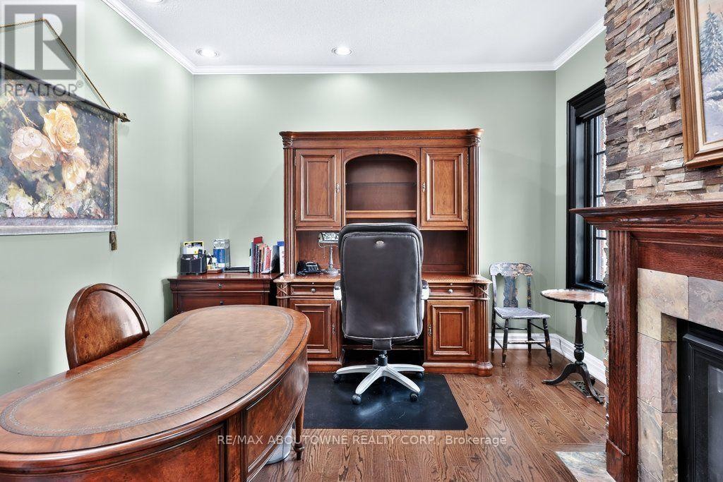 












324 OAKRIDGE COURT

,
Oakville (RO River Oaks),




Ontario
L6H5T9

