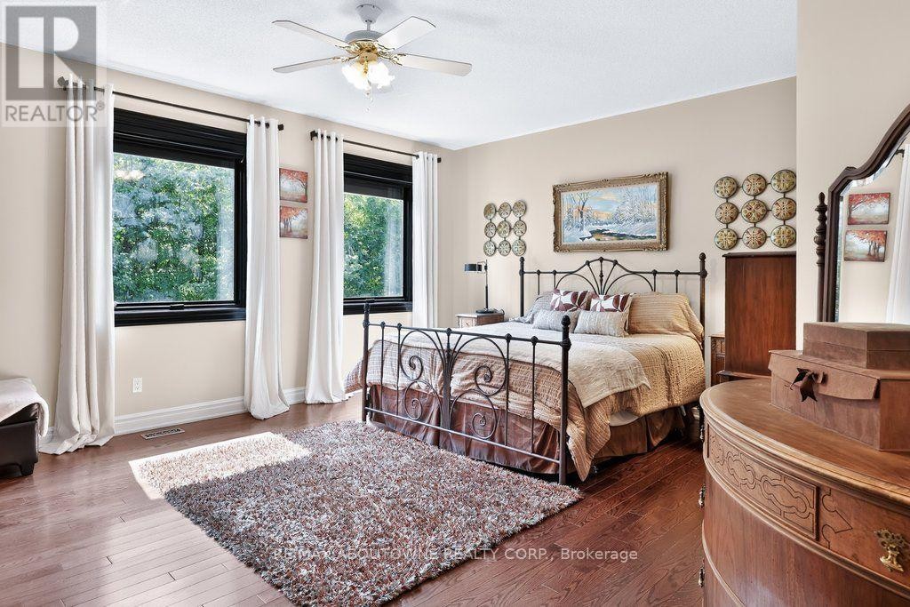 












324 OAKRIDGE COURT

,
Oakville (RO River Oaks),




Ontario
L6H5T9

