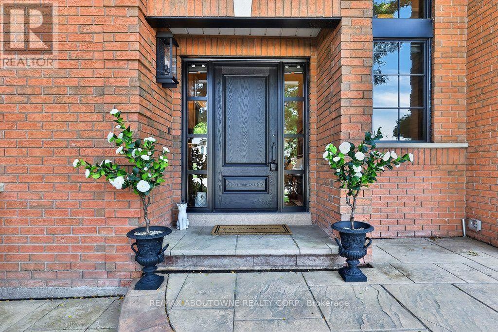 












324 OAKRIDGE COURT

,
Oakville (RO River Oaks),




Ontario
L6H5T9


