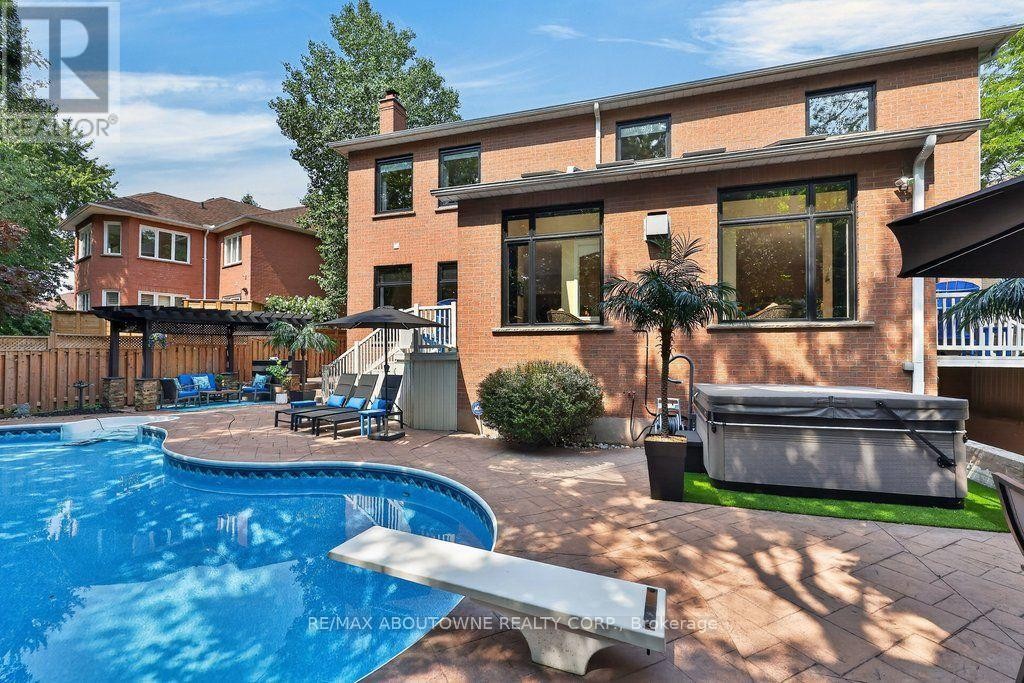 












324 OAKRIDGE COURT

,
Oakville (RO River Oaks),




Ontario
L6H5T9

