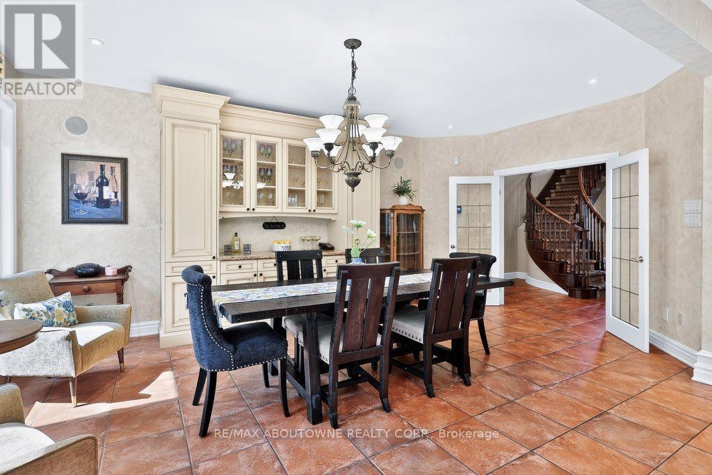 












324 OAKRIDGE COURT

,
Oakville (RO River Oaks),




Ontario
L6H5T9

