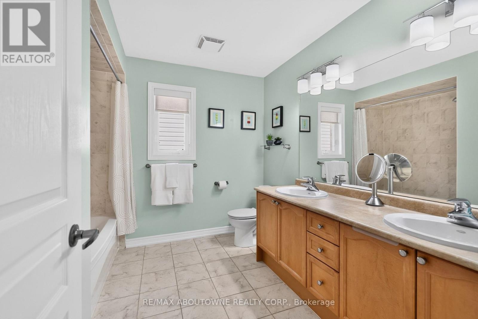 












2269 WHITWORTH DRIVE

,
Oakville (BC Bronte Creek),




Ontario
L6M0B5

