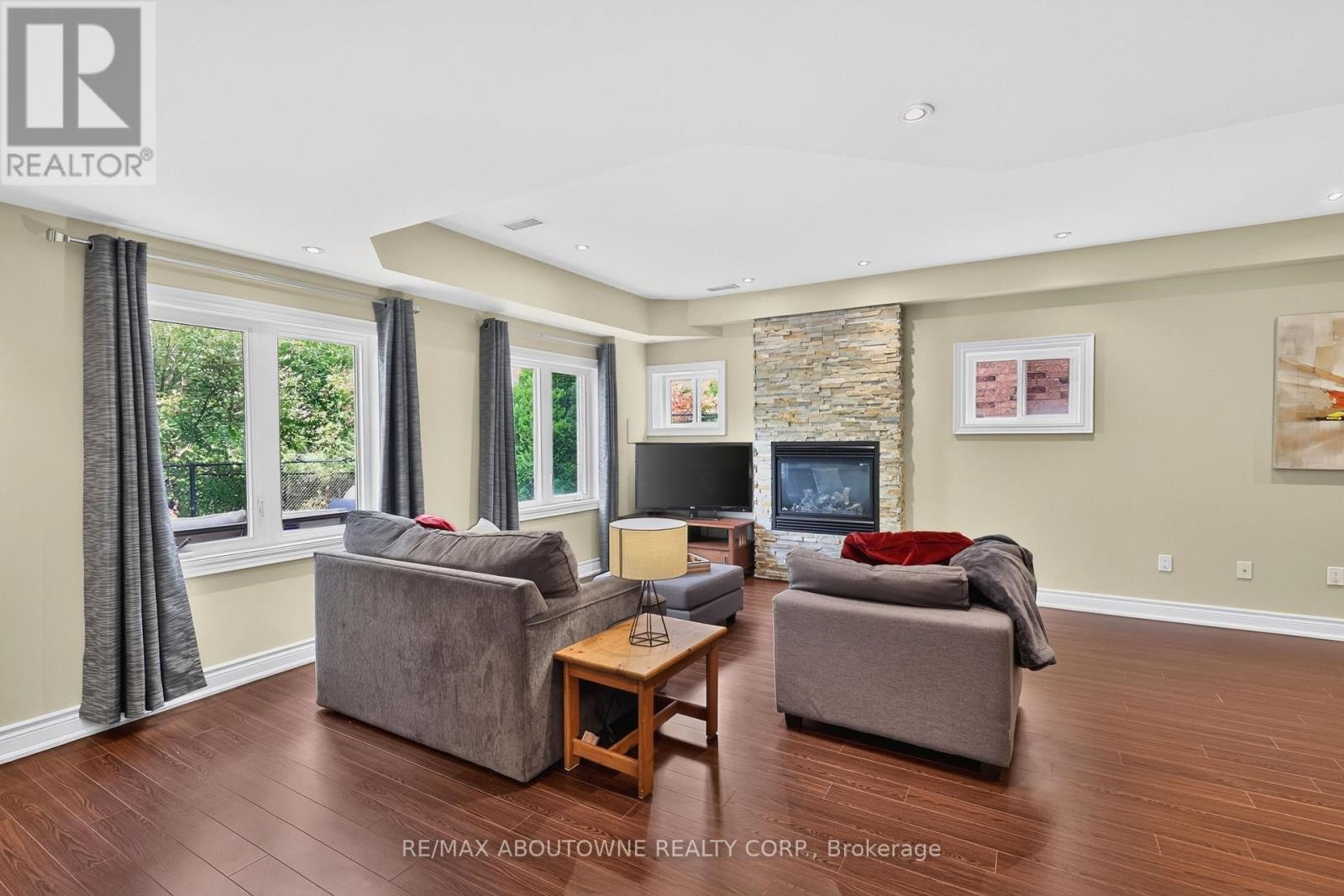 












2269 WHITWORTH DRIVE

,
Oakville (BC Bronte Creek),




Ontario
L6M0B5

