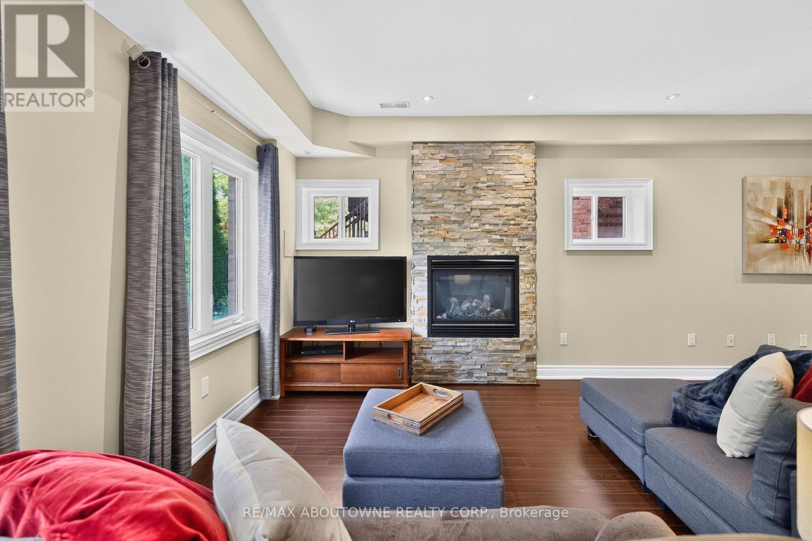 












2269 WHITWORTH DRIVE

,
Oakville (BC Bronte Creek),




Ontario
L6M0B5

