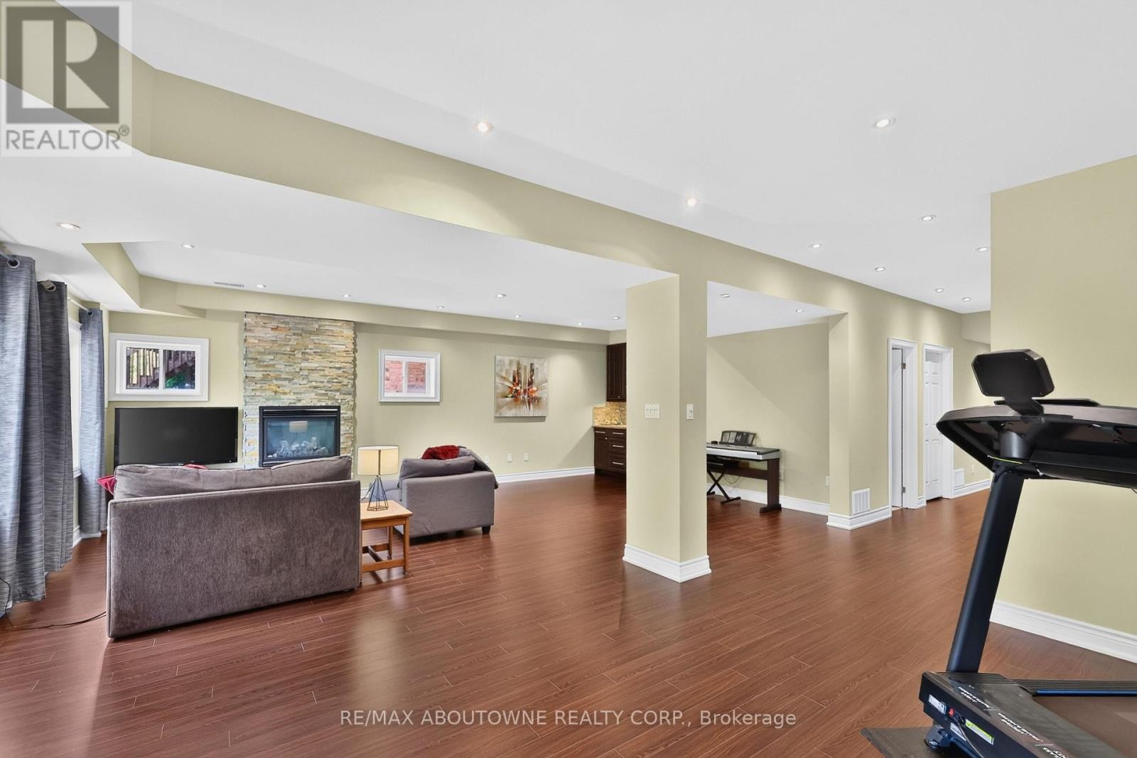 












2269 WHITWORTH DRIVE

,
Oakville (BC Bronte Creek),




Ontario
L6M0B5

