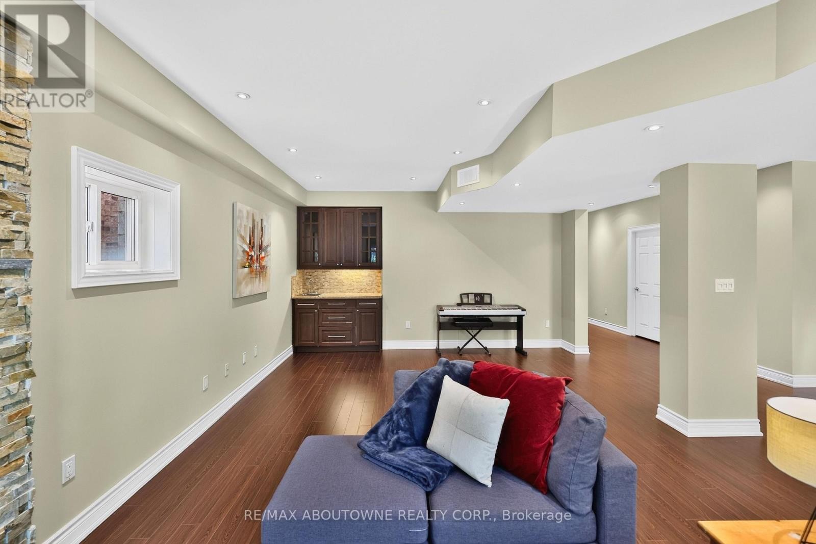 












2269 WHITWORTH DRIVE

,
Oakville (BC Bronte Creek),




Ontario
L6M0B5

