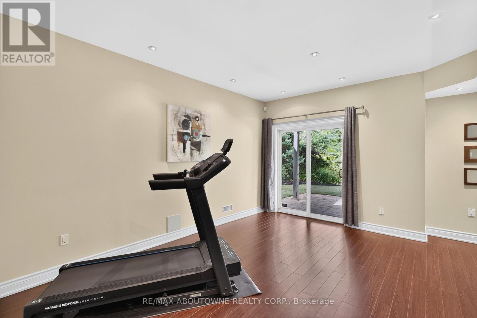 












2269 WHITWORTH DRIVE

,
Oakville (BC Bronte Creek),




Ontario
L6M0B5

