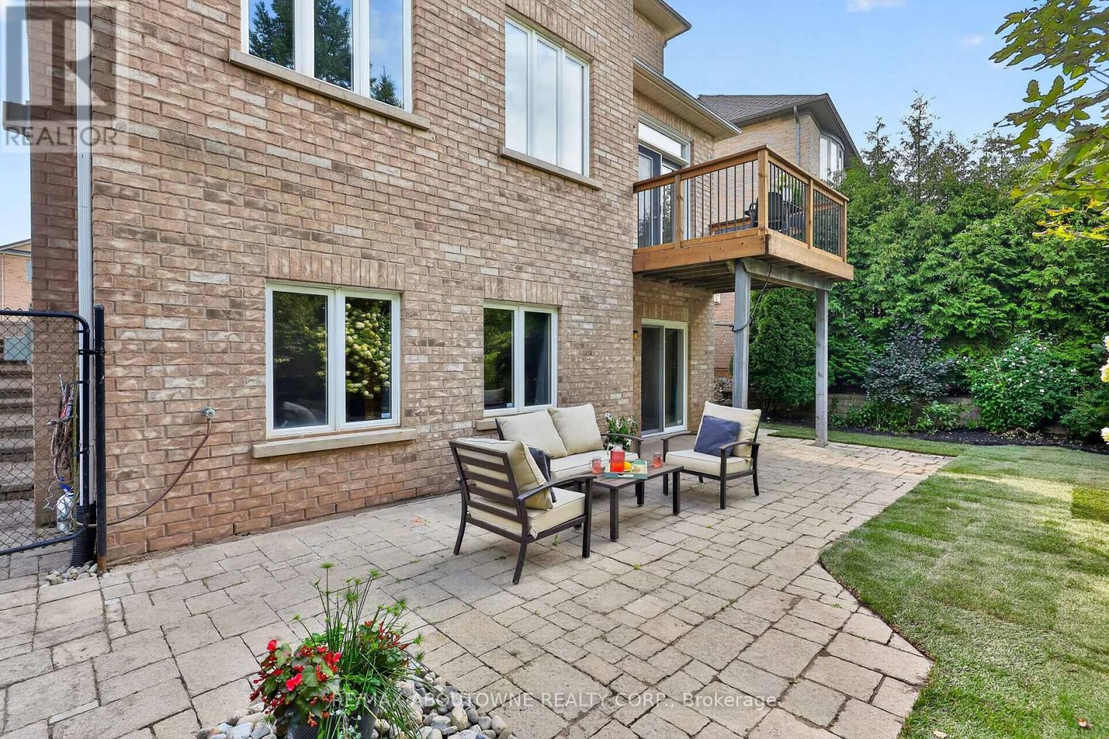 












2269 WHITWORTH DRIVE

,
Oakville (BC Bronte Creek),




Ontario
L6M0B5

