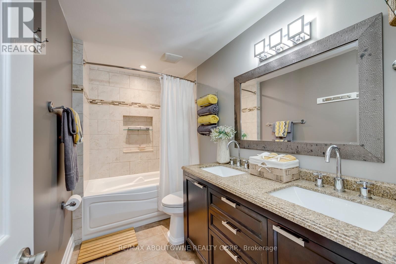 












1198 POTTERS WHEEL CRESCENT

,
Oakville (GA Glen Abbey),




Ontario
L6M1J2


