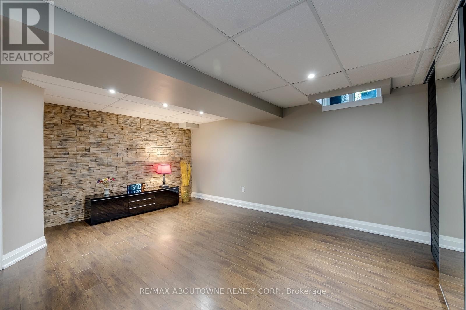 












1198 POTTERS WHEEL CRESCENT

,
Oakville (GA Glen Abbey),




Ontario
L6M1J2

