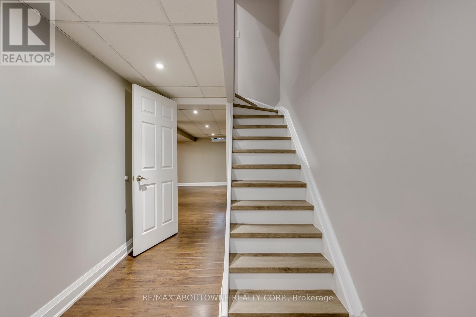 












1198 POTTERS WHEEL CRESCENT

,
Oakville (GA Glen Abbey),




Ontario
L6M1J2

