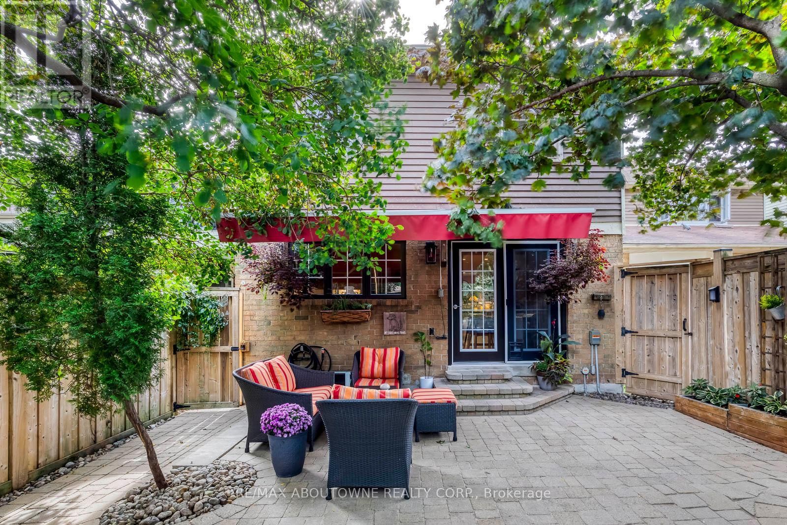 












1198 POTTERS WHEEL CRESCENT

,
Oakville (GA Glen Abbey),




Ontario
L6M1J2

