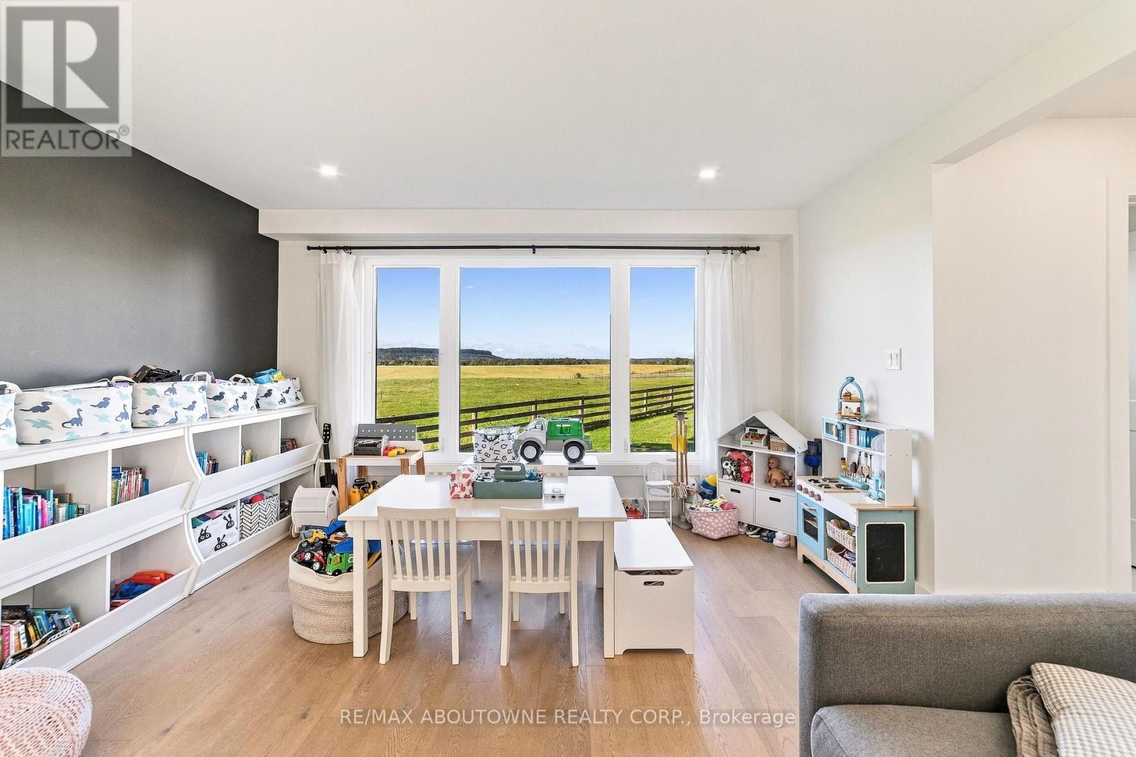 












5367 2 SIDE ROAD

,
Milton,




Ontario
L9T2Y1

