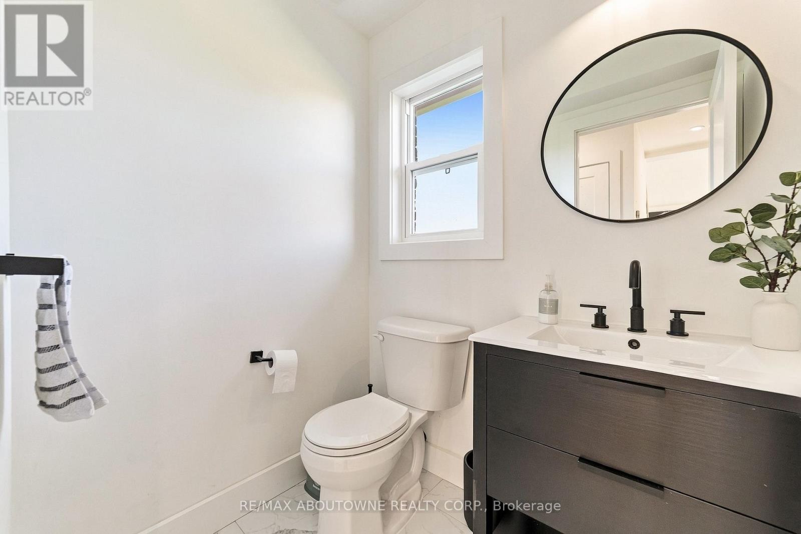 












5367 2 SIDE ROAD

,
Milton,




Ontario
L9T2Y1

