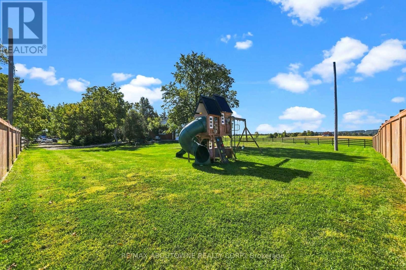 












5367 2 SIDE ROAD

,
Milton,




Ontario
L9T2Y1

