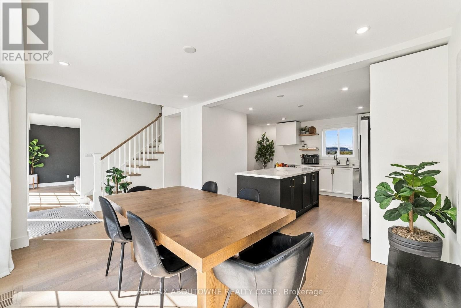 












5367 2 SIDE ROAD

,
Milton,




Ontario
L9T2Y1

