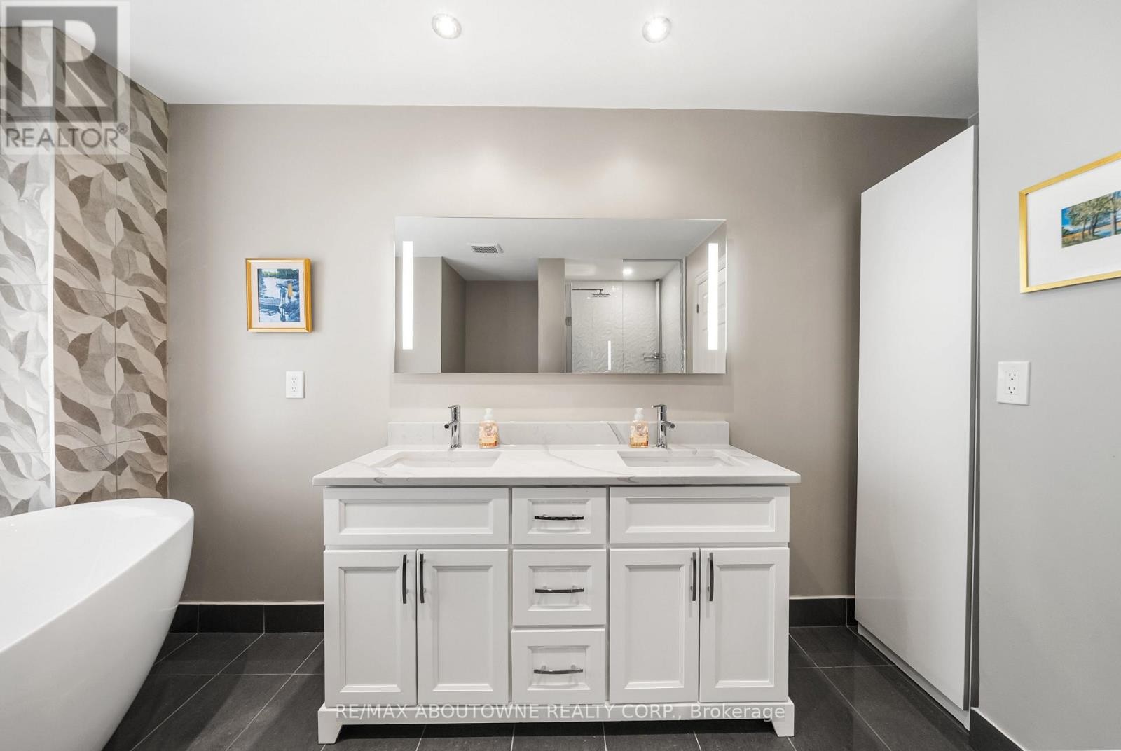 












TH9 - 442 MAPLE AVENUE

,
Burlington (Brant),




Ontario
L7S2L7

