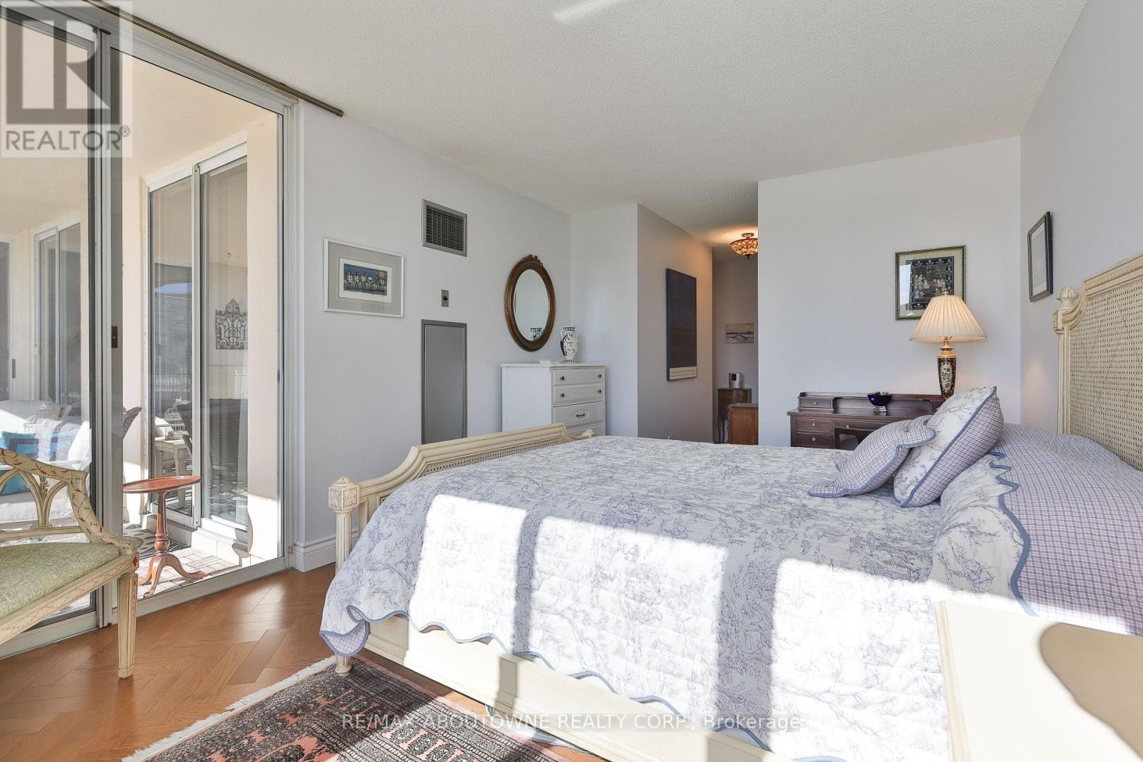 












301 - 2287 LAKE SHORE ROAD W

,
Toronto (Mimico),




Ontario
M8V3Y1

