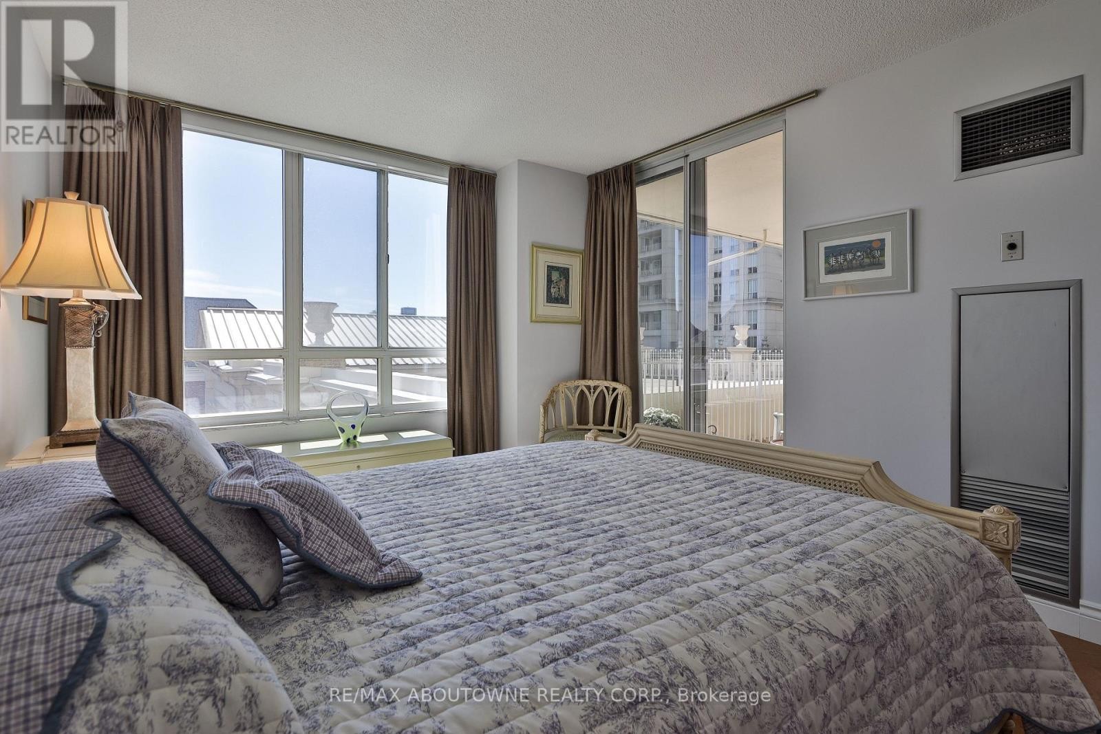












301 - 2287 LAKE SHORE ROAD W

,
Toronto (Mimico),




Ontario
M8V3Y1

