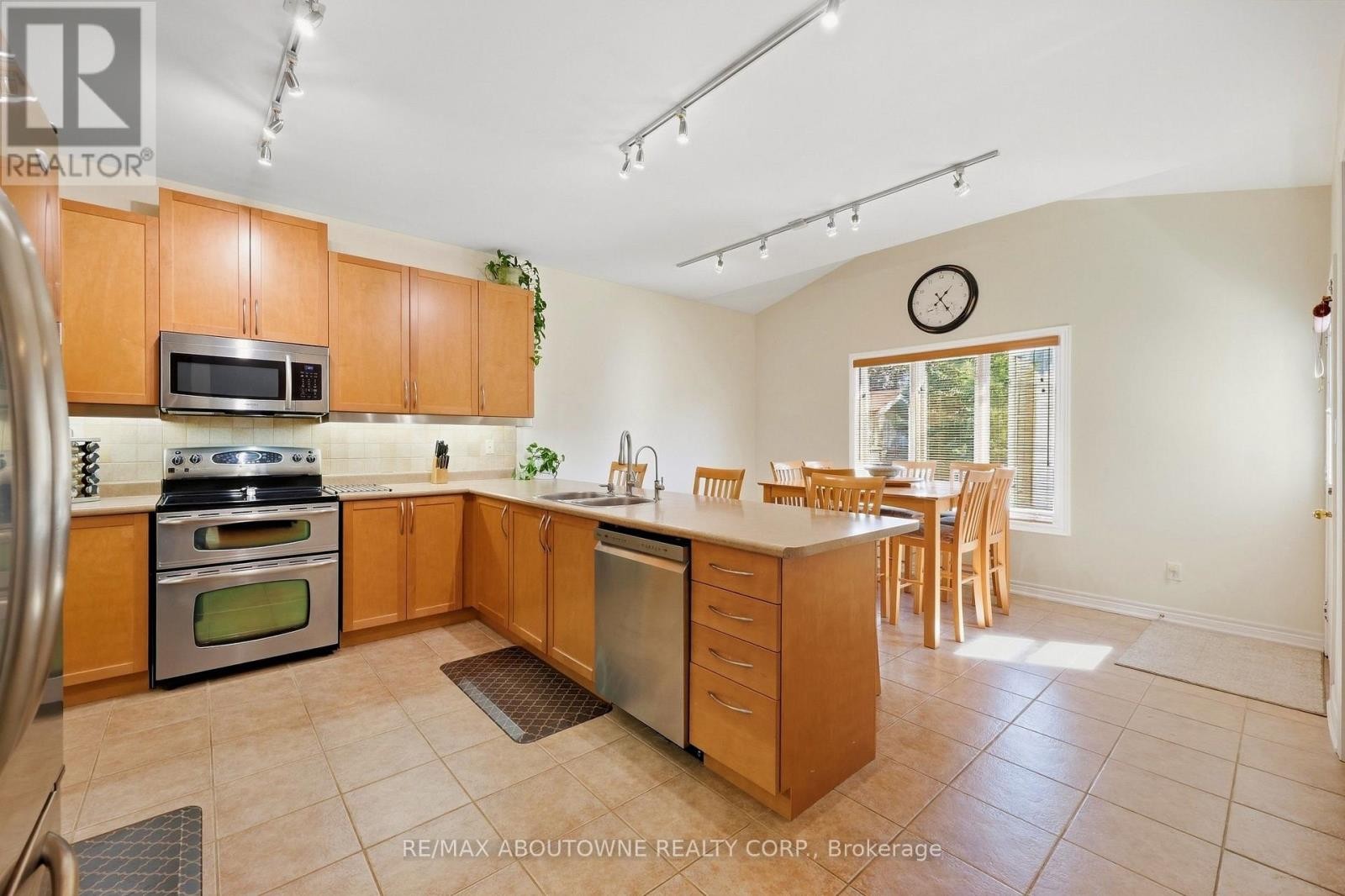 












1094 GORHAM WAY

,
Milton (CL Clarke),




Ontario
L9T6N7

