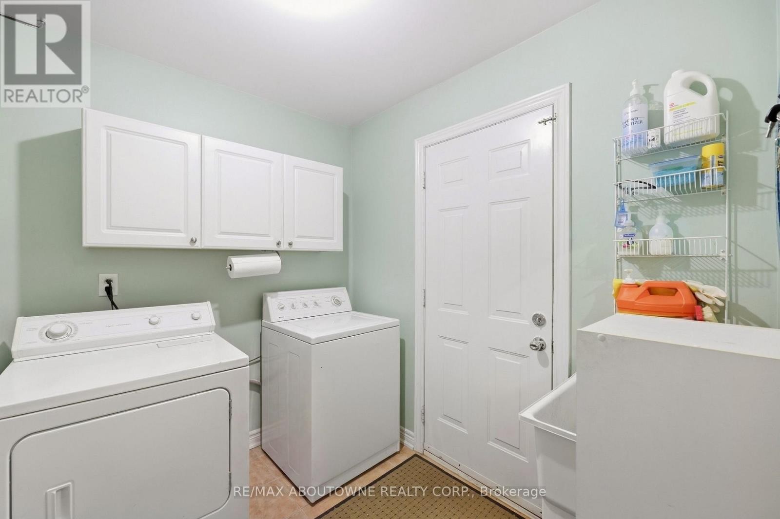 












1094 GORHAM WAY

,
Milton (CL Clarke),




Ontario
L9T6N7

