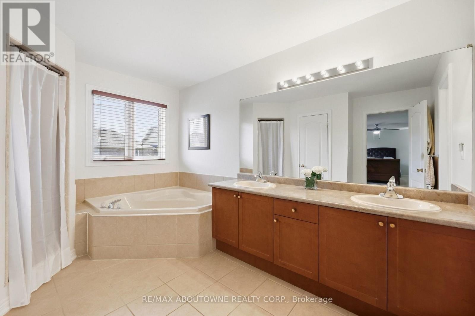 












1094 GORHAM WAY

,
Milton (CL Clarke),




Ontario
L9T6N7


