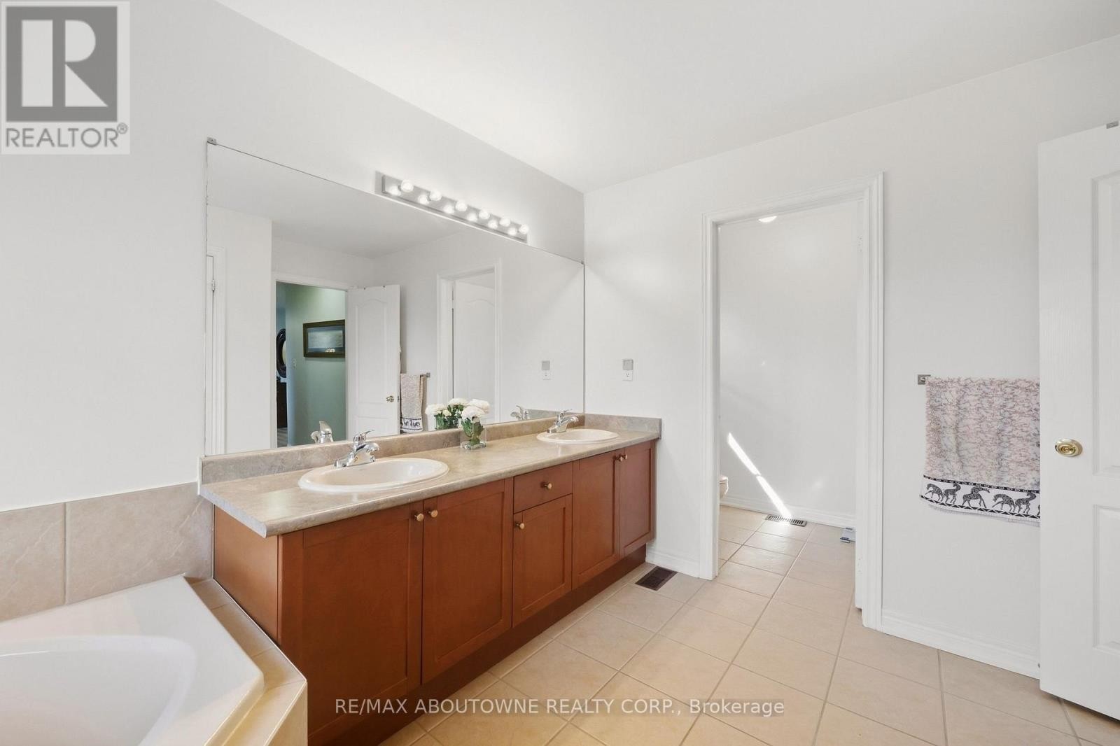 












1094 GORHAM WAY

,
Milton (CL Clarke),




Ontario
L9T6N7

