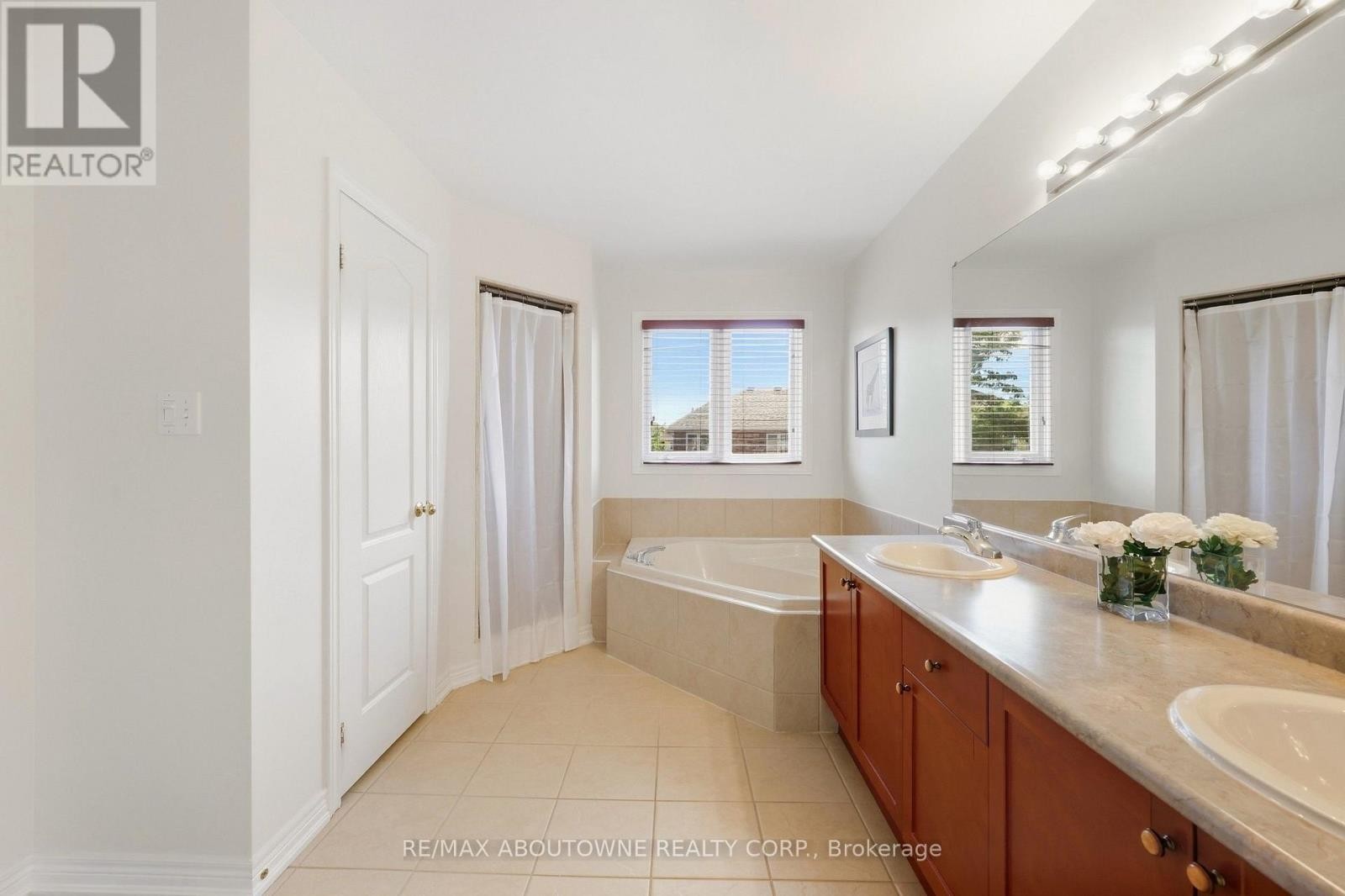 












1094 GORHAM WAY

,
Milton (CL Clarke),




Ontario
L9T6N7


