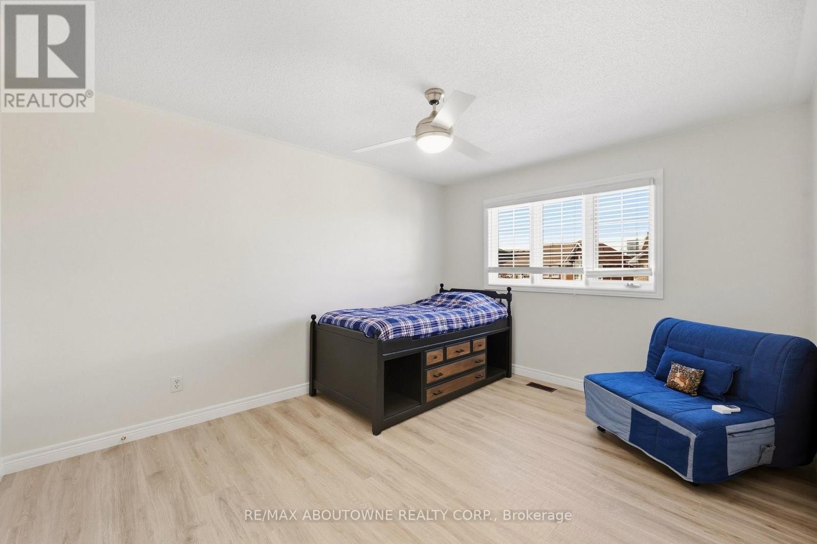 












1094 GORHAM WAY

,
Milton (CL Clarke),




Ontario
L9T6N7

