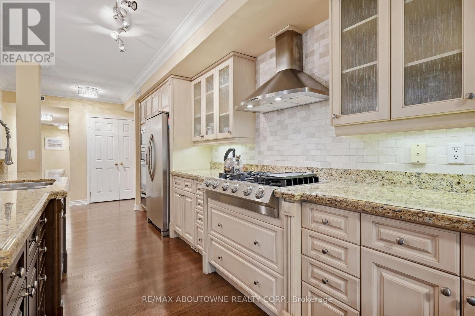 












301 - 390 UPPER MIDDLE ROAD

,
Oakville (FA Falgarwood),




Ontario
L6H0A5

