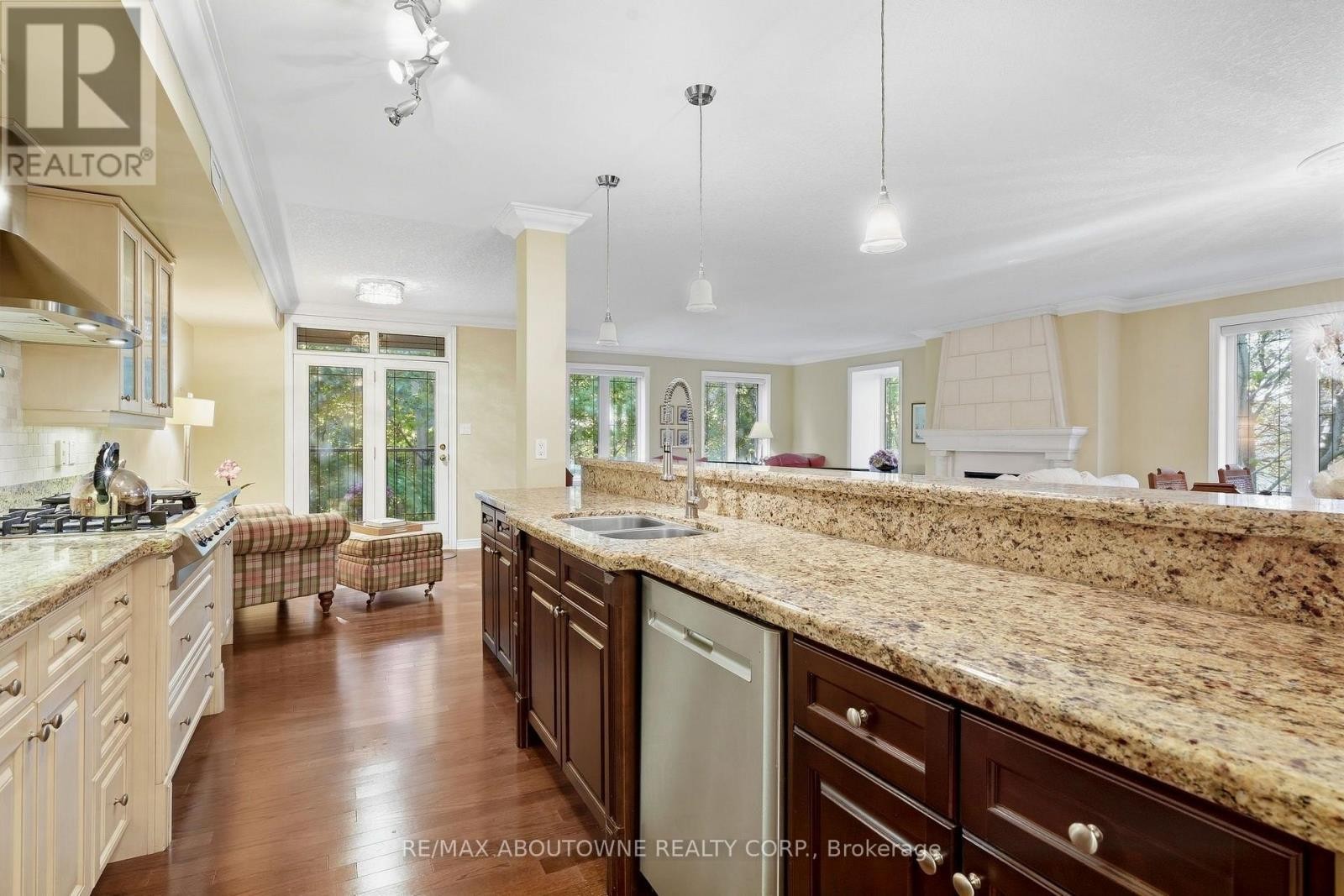 












301 - 390 UPPER MIDDLE ROAD

,
Oakville (FA Falgarwood),




Ontario
L6H0A5

