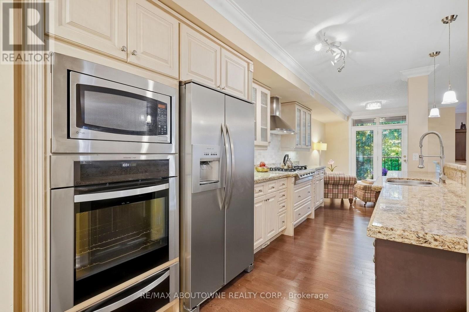 












301 - 390 UPPER MIDDLE ROAD

,
Oakville (FA Falgarwood),




Ontario
L6H0A5

