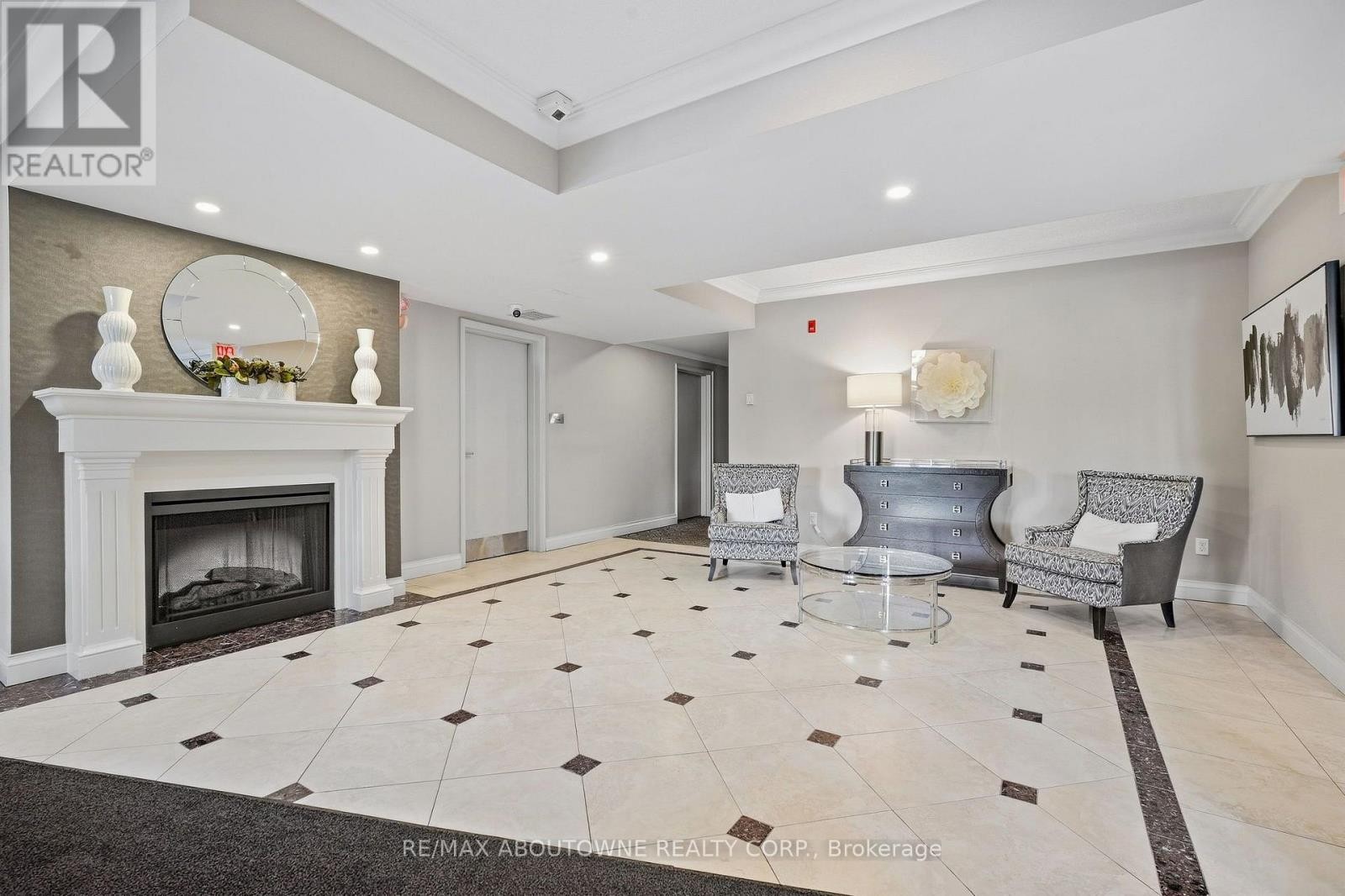 












301 - 390 UPPER MIDDLE ROAD

,
Oakville (FA Falgarwood),




Ontario
L6H0A5

