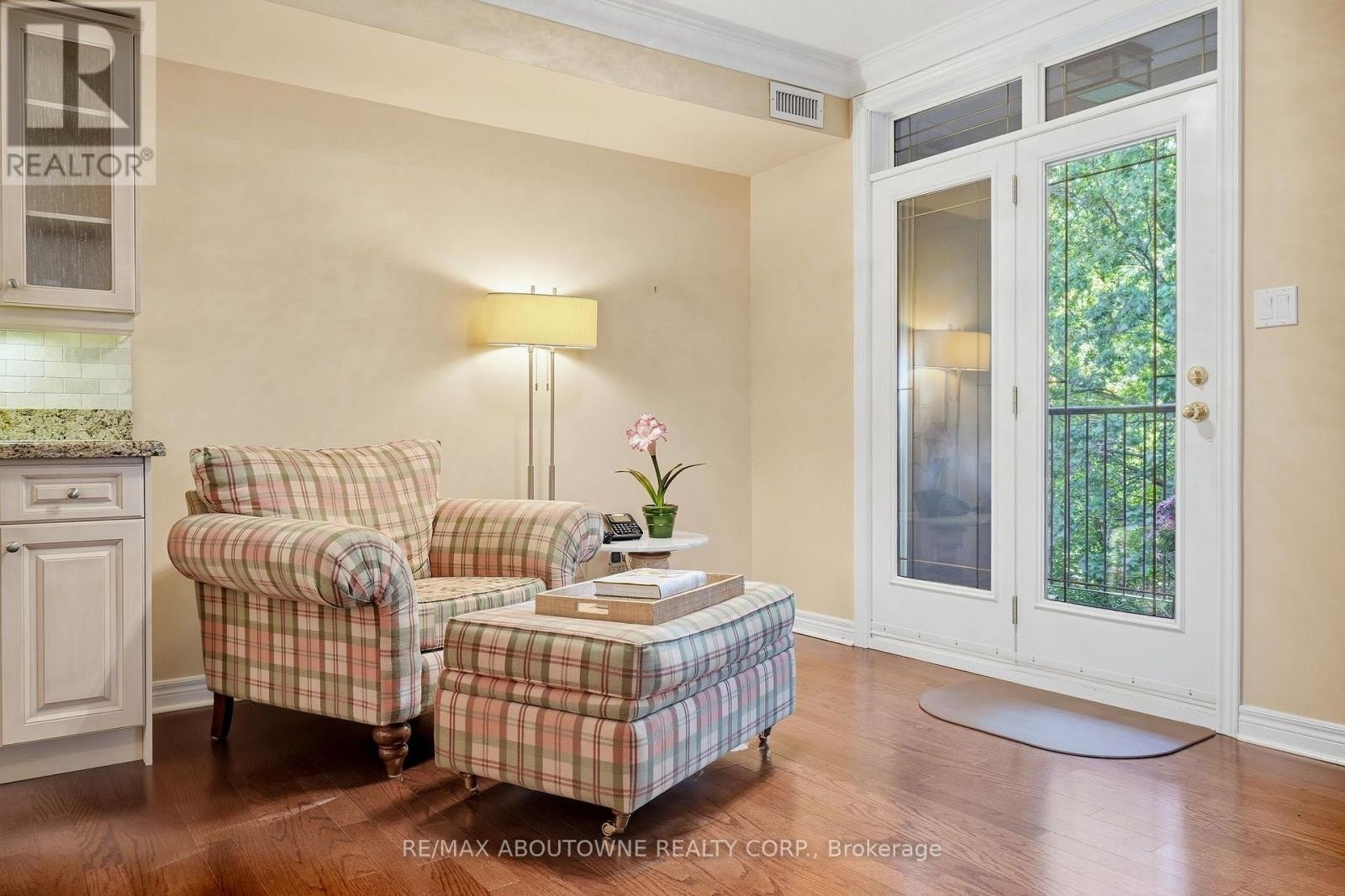 












301 - 390 UPPER MIDDLE ROAD

,
Oakville (FA Falgarwood),




Ontario
L6H0A5

