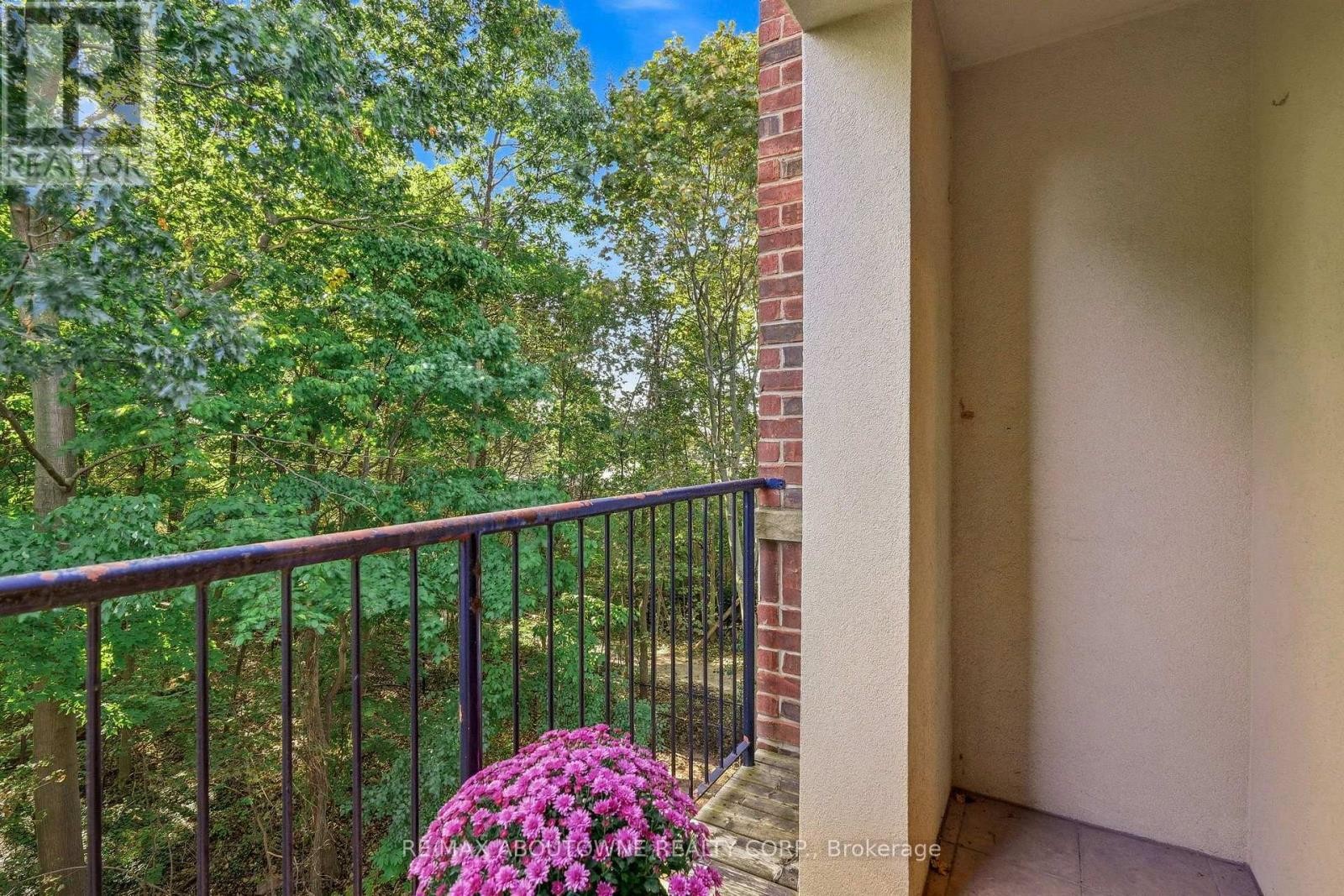 












301 - 390 UPPER MIDDLE ROAD

,
Oakville (FA Falgarwood),




Ontario
L6H0A5

