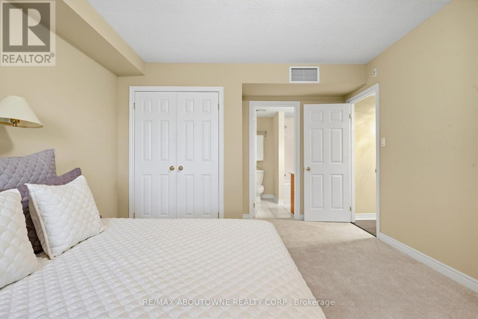 












301 - 390 UPPER MIDDLE ROAD

,
Oakville (FA Falgarwood),




Ontario
L6H0A5

