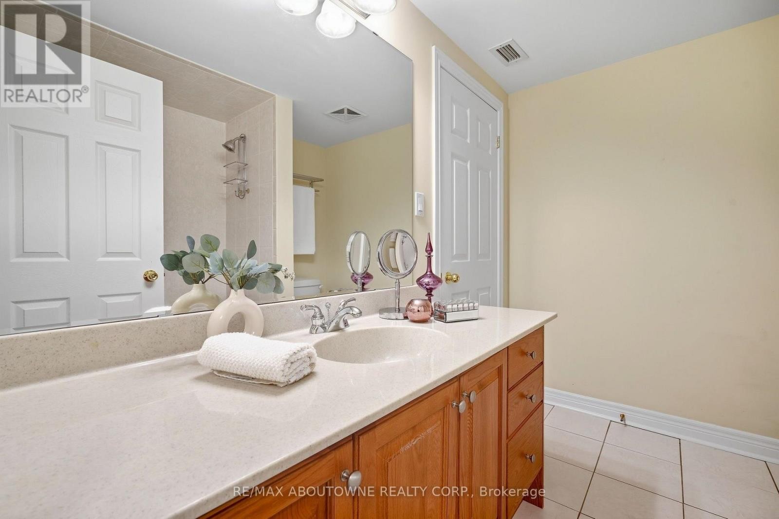 












301 - 390 UPPER MIDDLE ROAD

,
Oakville (FA Falgarwood),




Ontario
L6H0A5

