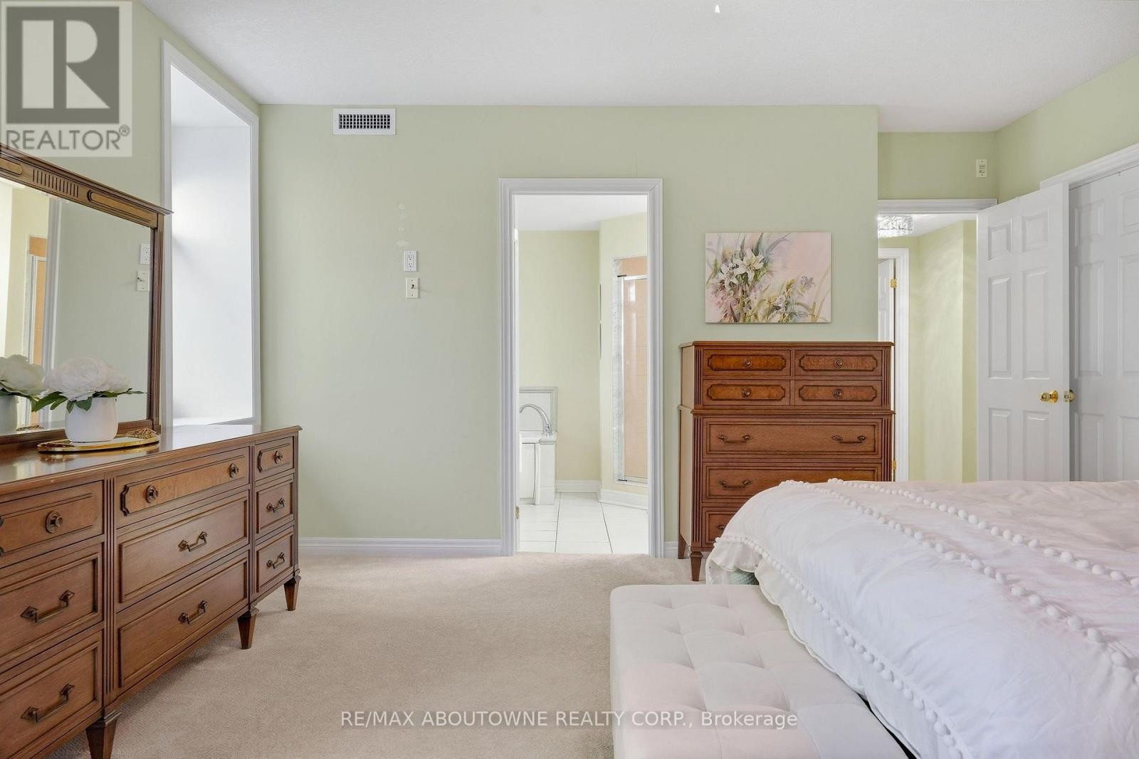












301 - 390 UPPER MIDDLE ROAD

,
Oakville (FA Falgarwood),




Ontario
L6H0A5

