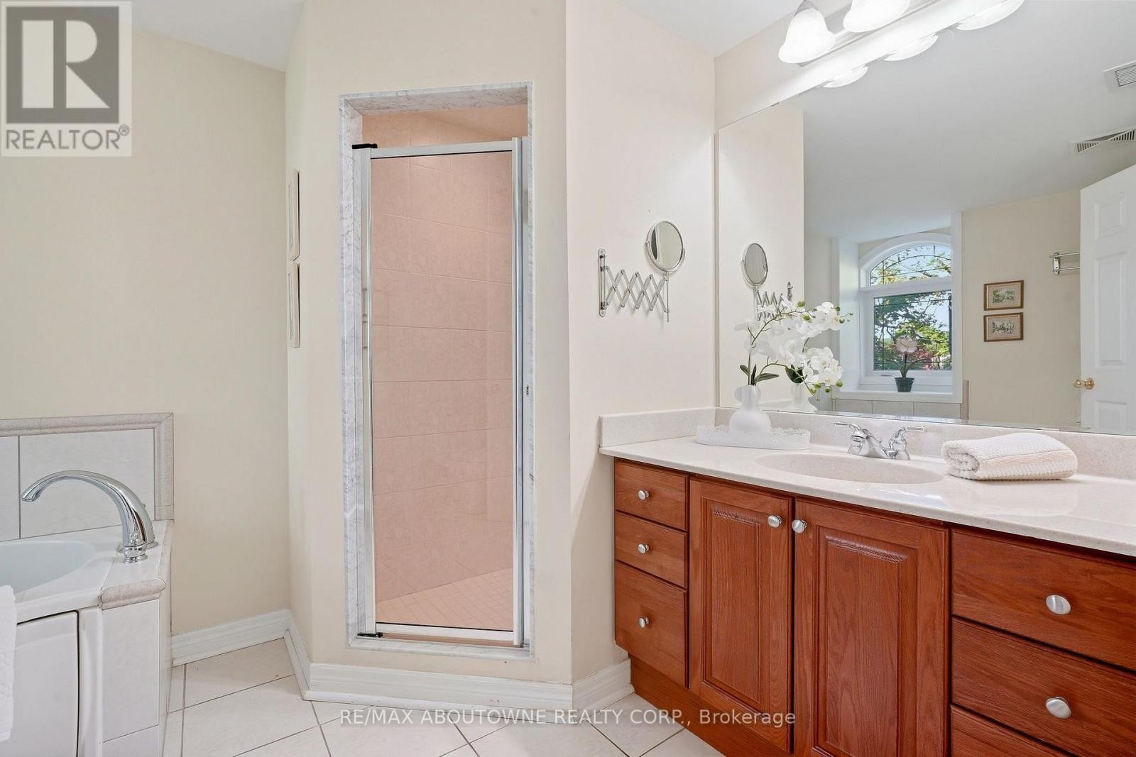 












301 - 390 UPPER MIDDLE ROAD

,
Oakville (FA Falgarwood),




Ontario
L6H0A5

