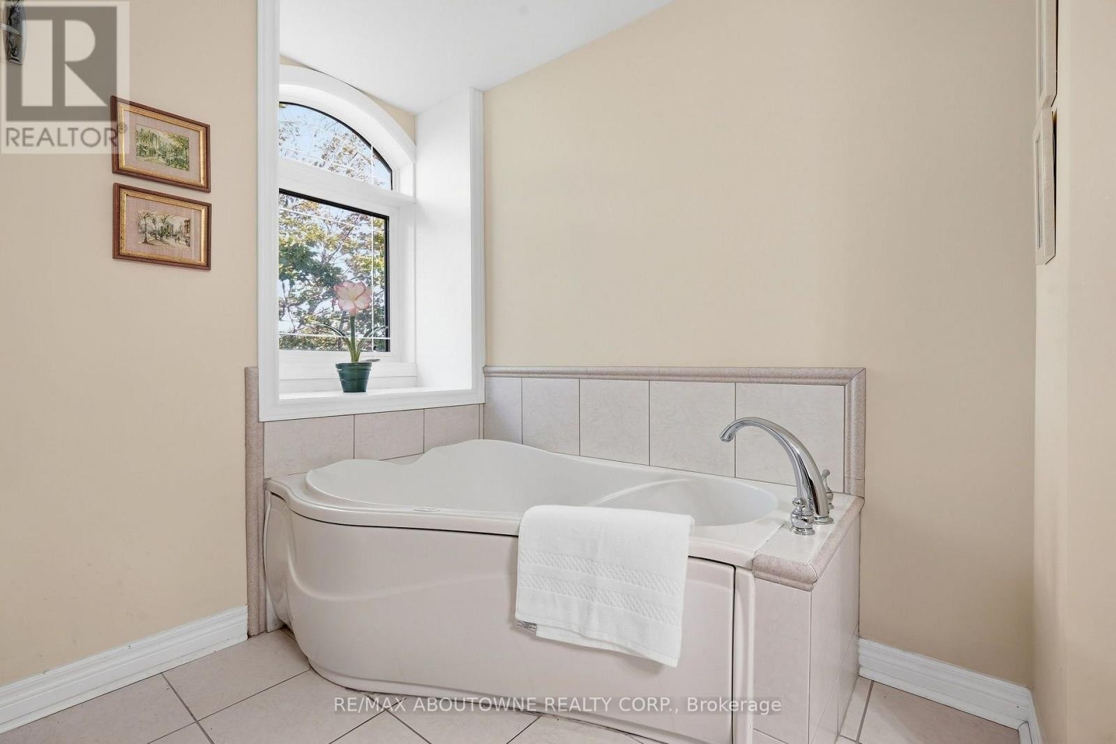 












301 - 390 UPPER MIDDLE ROAD

,
Oakville (FA Falgarwood),




Ontario
L6H0A5

