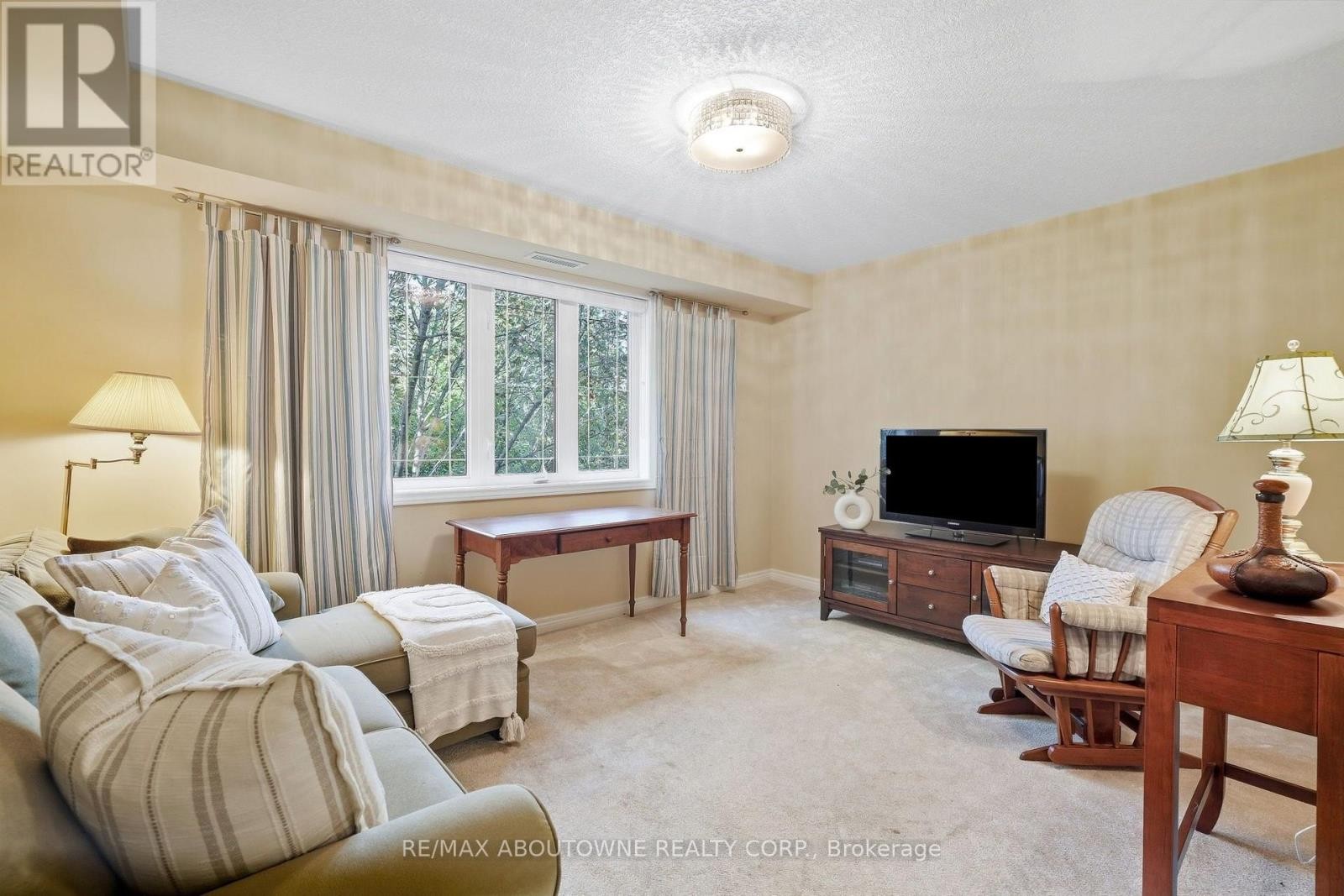 












301 - 390 UPPER MIDDLE ROAD

,
Oakville (FA Falgarwood),




Ontario
L6H0A5

