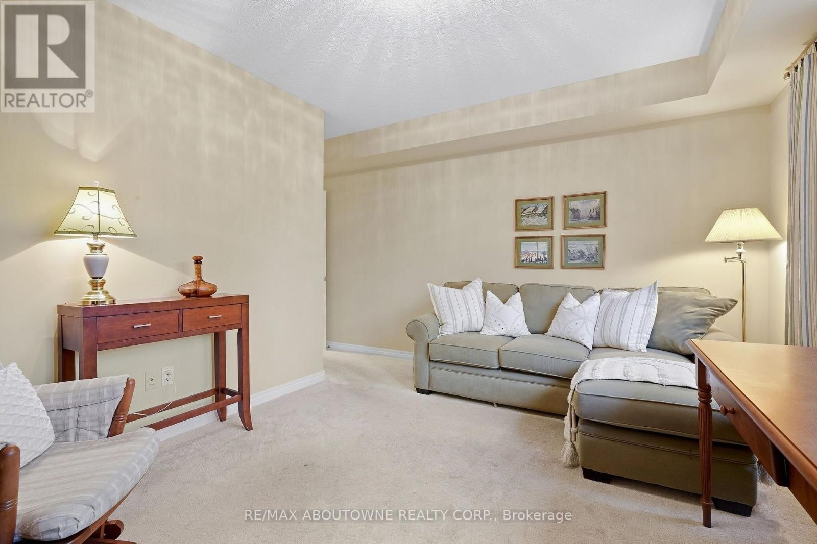 












301 - 390 UPPER MIDDLE ROAD

,
Oakville (FA Falgarwood),




Ontario
L6H0A5

